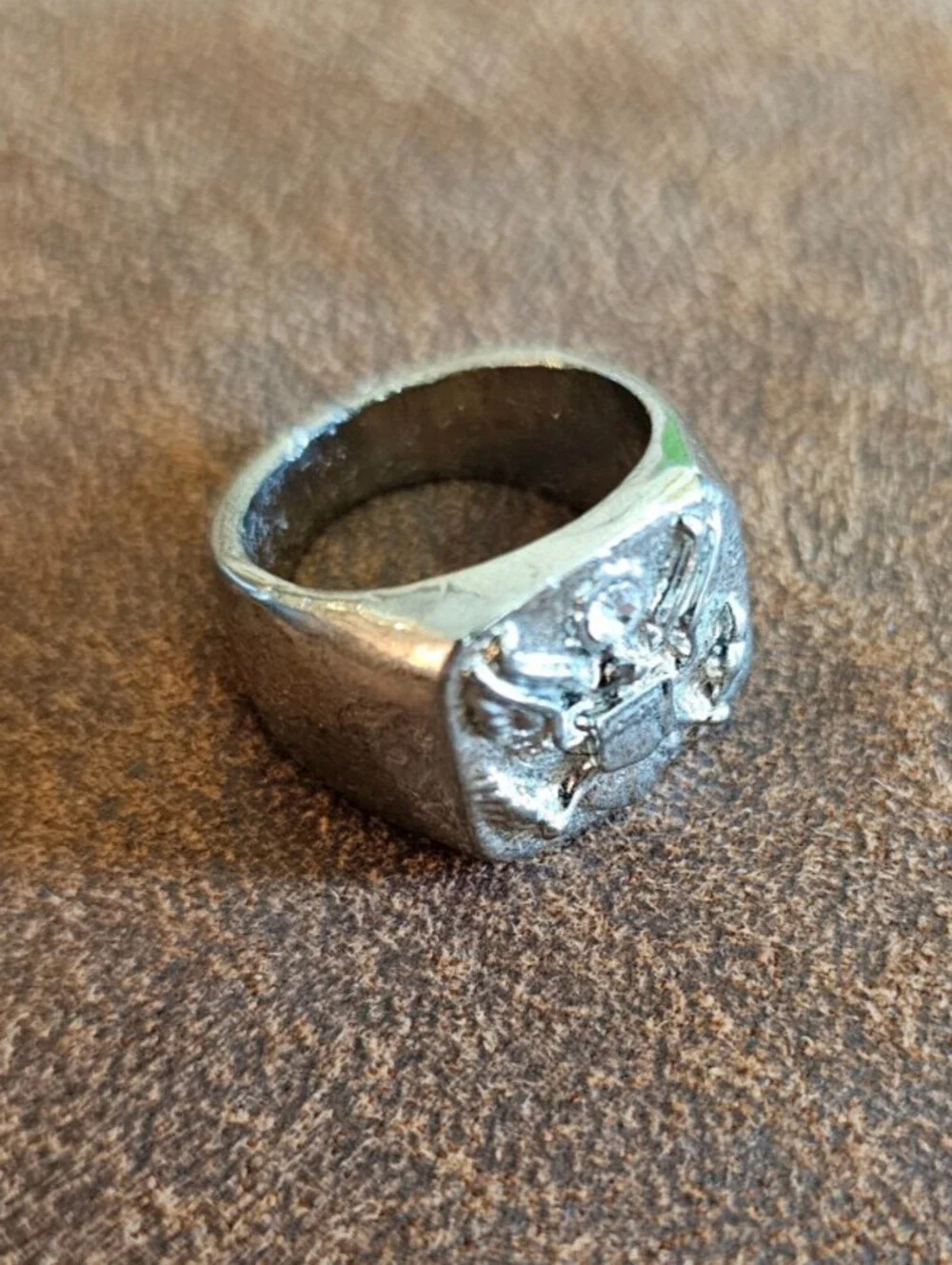 Vintage Men's silver-tone signet ring Military or  medieval-style Sz 7.5